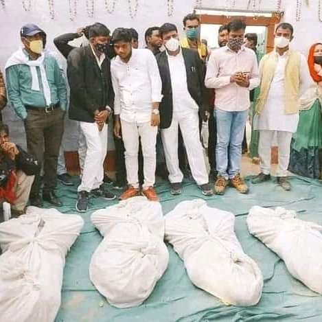 Royaljatavteam_'s tweet photo. 1. यूपी के प्रयागराज में अभी हाल ही में दबंगों द्वारा एक दलित परिवार के चार लोगों की निर्मम की गई हत्या अति-दुःखद व शर्मनाक। यह घटना भी सरकार की लचर कानून-व्यवस्था को दर्शाती है। #mayavati #YogiAdityanath #dcpup #sspup
#paryagrajdsp #UPPolice #updcp https://t.co/wHo4XhjzxL
