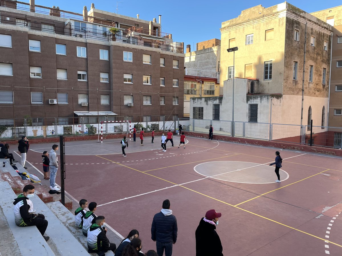 EscolaCampclar's tweet photo. Avui hem jugat un partit de futbol sala amistós contra l’ @DelclosPau ens ho hem passat molt bé! #PCEE @Diari_Esports @tarragonaradio  @esportcat @TGNAjuntament https://t.co/oZmR4MnxBe