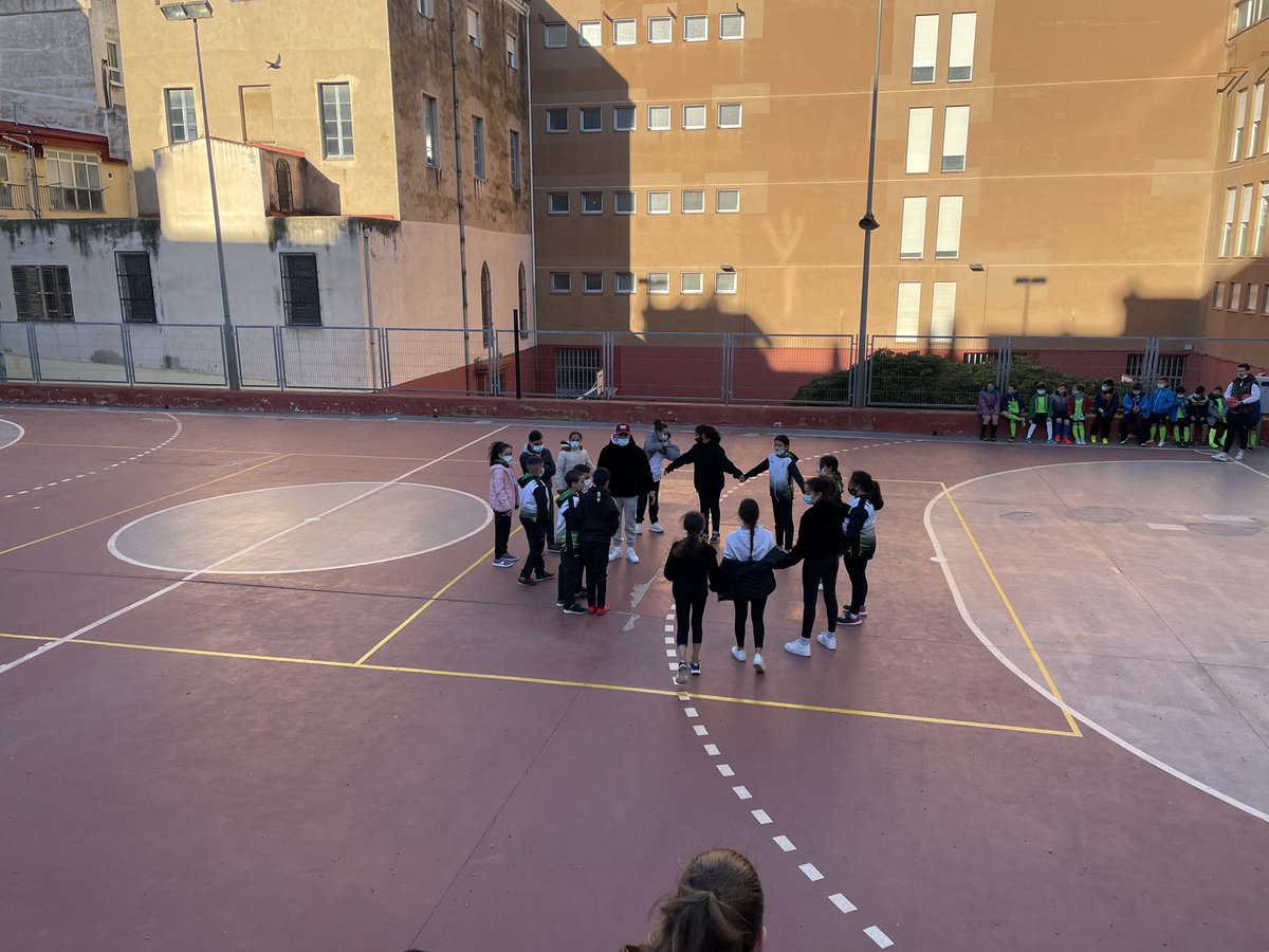 EscolaCampclar's tweet photo. Avui hem jugat un partit de futbol sala amistós contra l’ @DelclosPau ens ho hem passat molt bé! #PCEE @Diari_Esports @tarragonaradio  @esportcat @TGNAjuntament https://t.co/oZmR4MnxBe