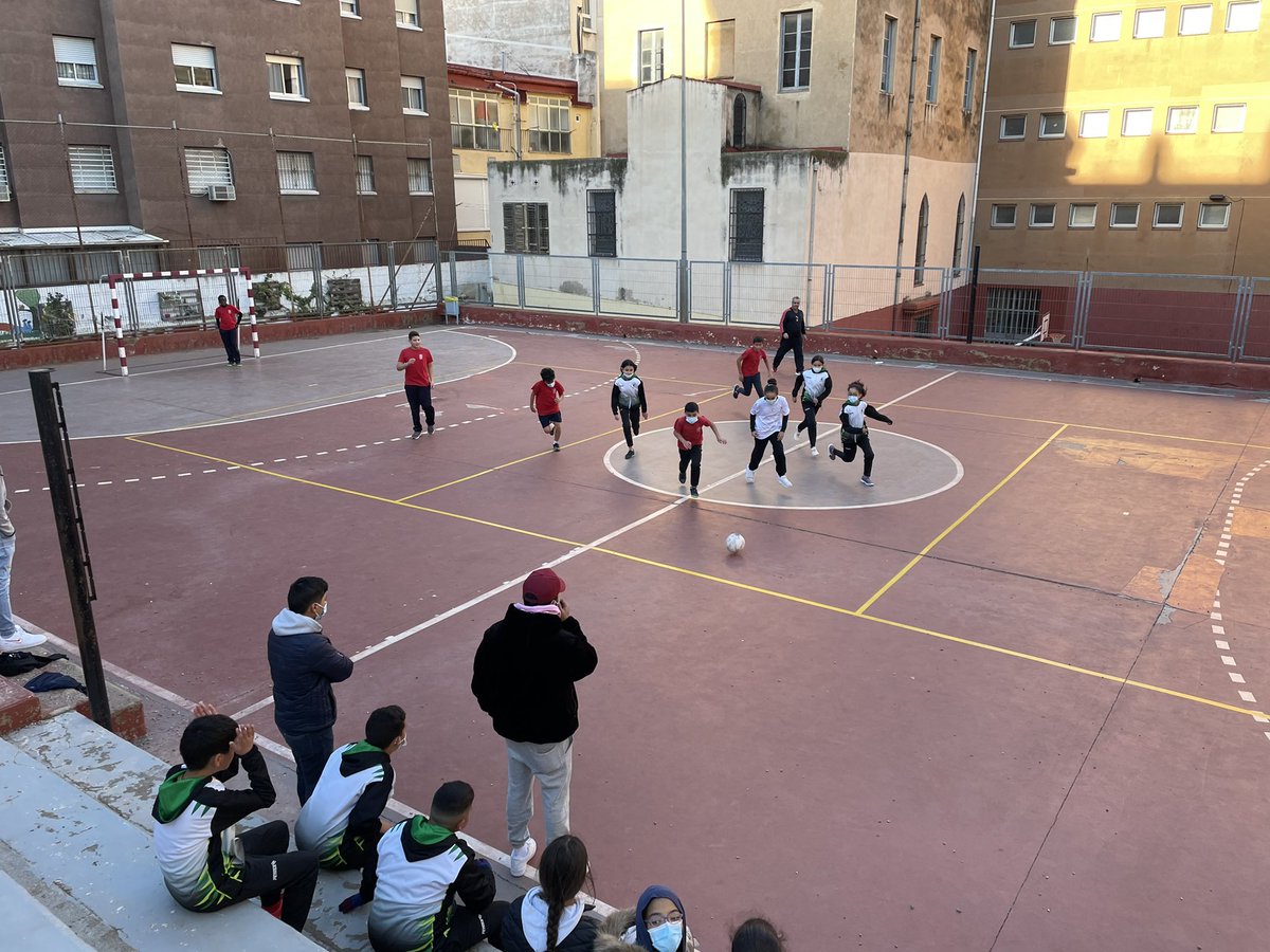 EscolaCampclar's tweet photo. Avui hem jugat un partit de futbol sala amistós contra l’ @DelclosPau ens ho hem passat molt bé! #PCEE @Diari_Esports @tarragonaradio  @esportcat @TGNAjuntament https://t.co/oZmR4MnxBe