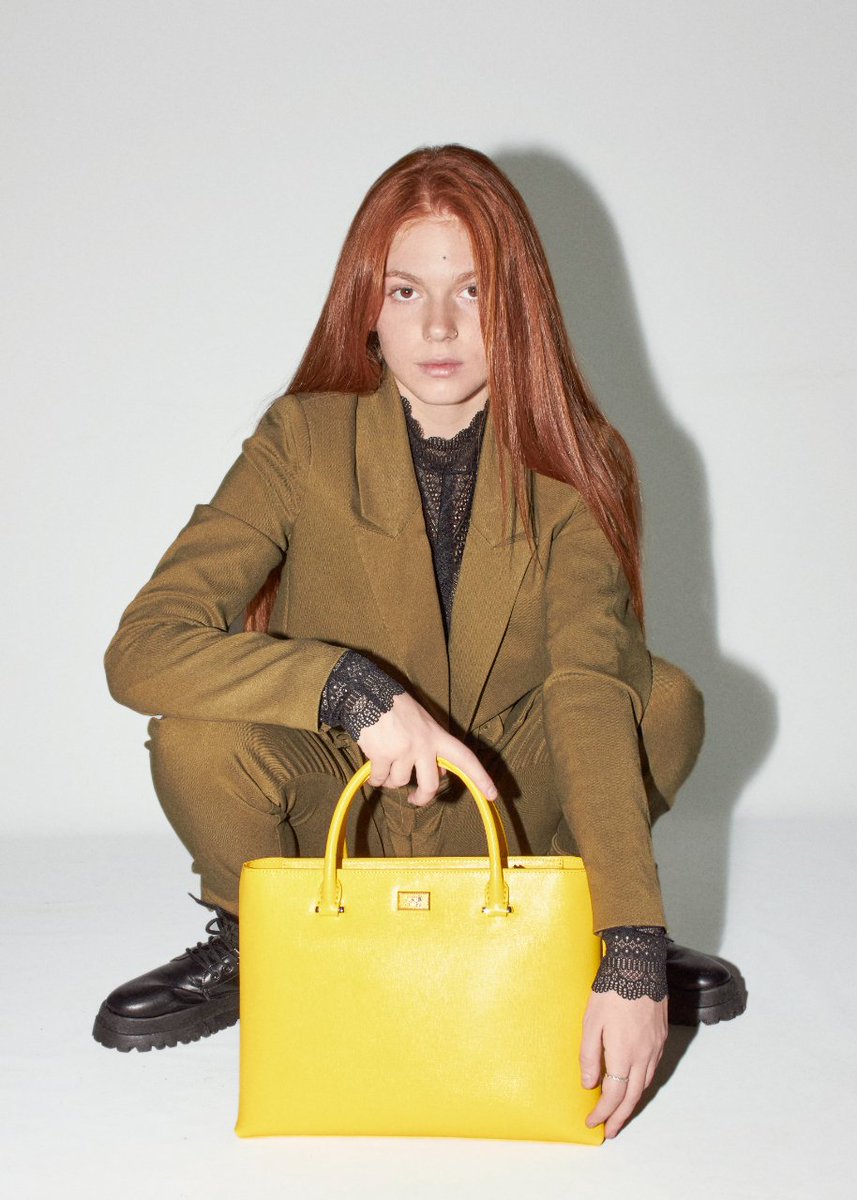 dakonda_com's tweet photo. Los bolsos 👜más “trendy” de Cavalli Class te acompañarán durante esta temporada invernal.
Consíguelos ahora con un gran descuento con nuestros ◼️BLACK DAYS🖤
Descúbrelos todos aquí ➡️ https://t.co/uiKMVZNcUv
#BeDakonda
#CavalliClass #RobertoCavalli #bolsosexclusivos https://t.co/6Iz6gw5H7c