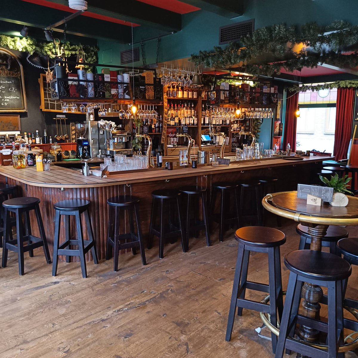 De vaten vol, de kroeg nog leeg, wie komen er nog even "helpen" de vaten leeg te maken? Vanavond nog tot 20.00! We zijn al open!