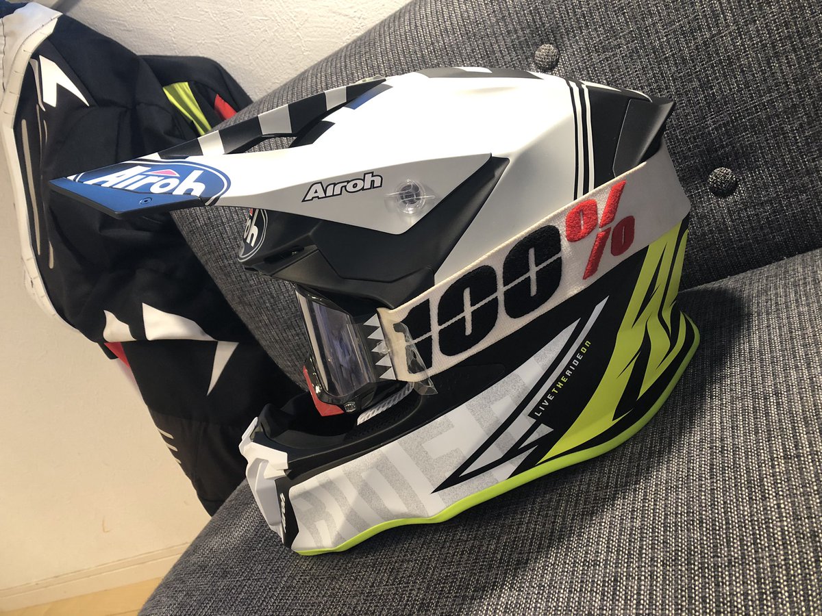ss11piro's tweet photo. MXヘルメット新調しました!
スノボのアイテムも買ったりと、かるく破産しそうですが楽しいからokです、たぶん。
#216MX
#airow https://t.co/iCMjRiZ6mV