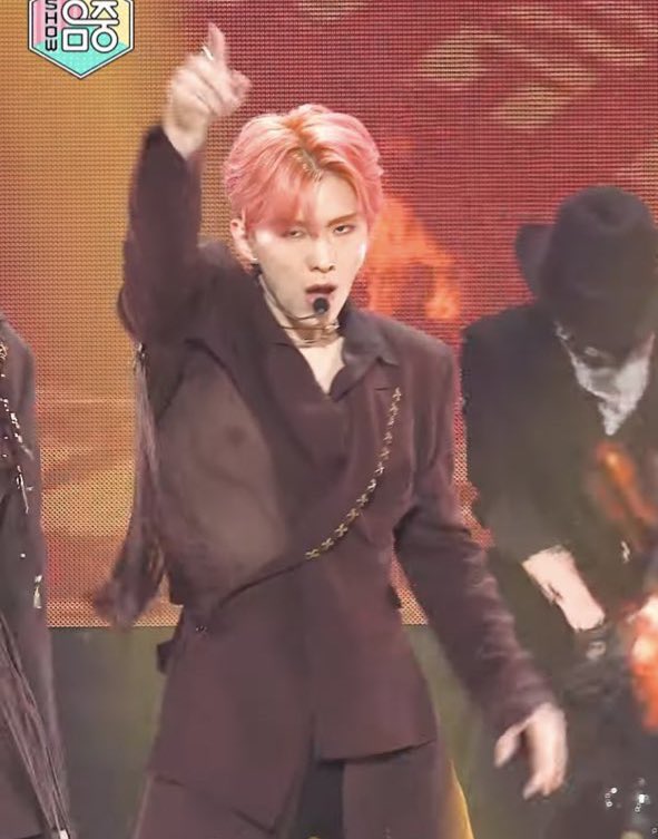 Who else is still dying over pink kihyun? Bc I know I am 😭💗

More so now after seeing him in this fit today 😶😳

#kihyun #기현 <a href="/OfficialMonstaX/">몬스타엑스_MONSTA X</a> 

-🐹