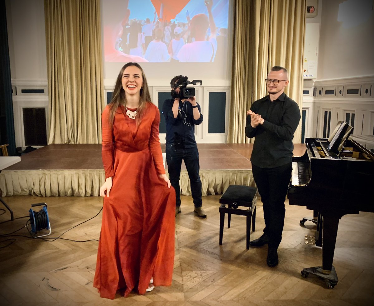 andreivaitovich's tweet image. Hier soir, Paris accueillait la cantatrice bélarusse Margarita Levchuk à l’occasion de la soirée de solidarité avec les familles de prisonniers politiques au #Bélarus. La diaspora @BelarusEnFrance est unie comme jamais. Le combat continue ! ✊🏻