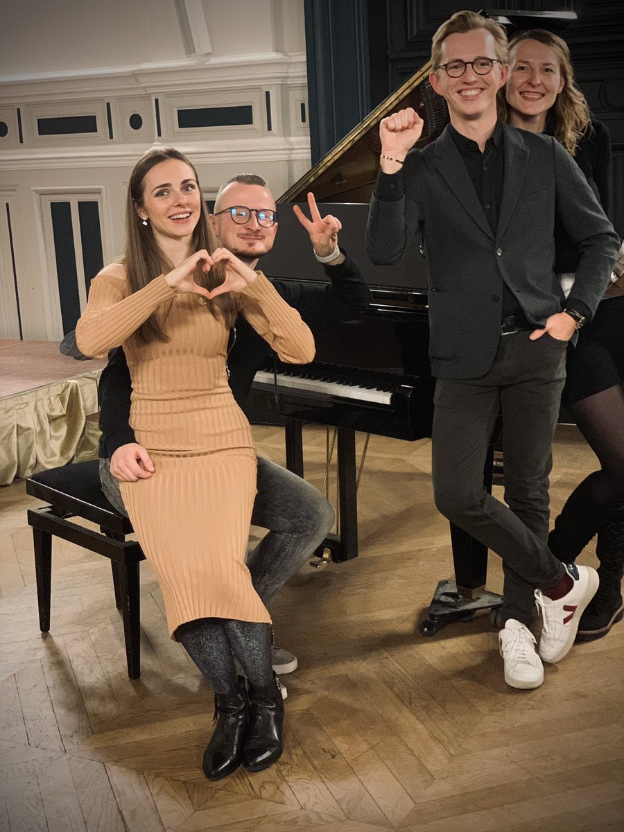 andreivaitovich's tweet image. Hier soir, Paris accueillait la cantatrice bélarusse Margarita Levchuk à l’occasion de la soirée de solidarité avec les familles de prisonniers politiques au #Bélarus. La diaspora @BelarusEnFrance est unie comme jamais. Le combat continue ! ✊🏻