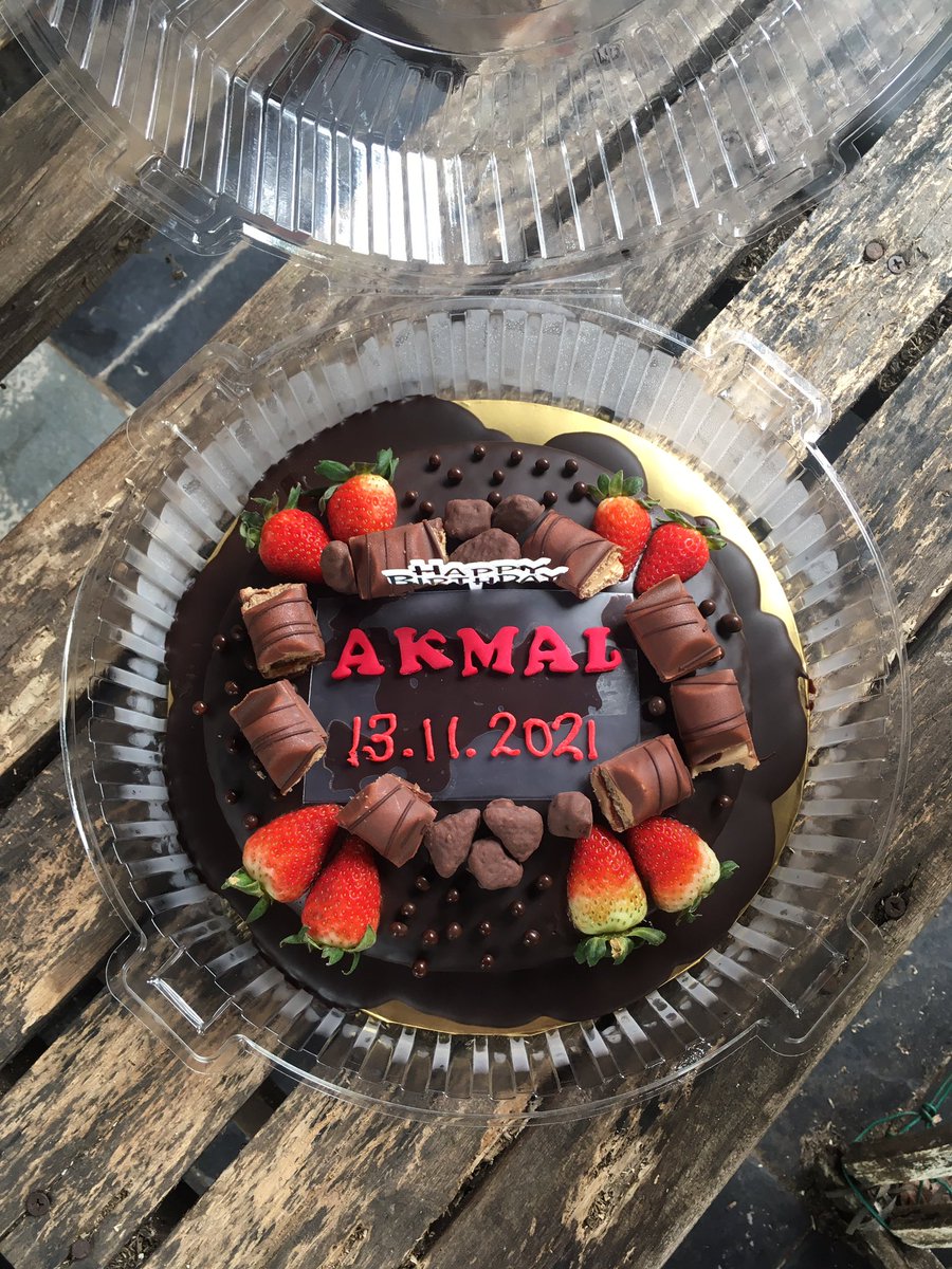 Nik_Amerisha's tweet photo. Brownies with chocolate ganache 🥰 https://t.co/xKLFsDwBEe