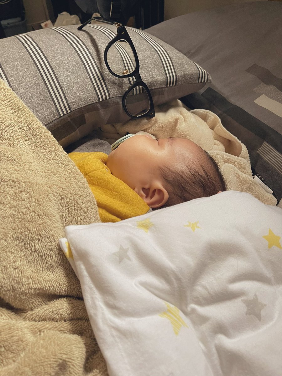 最近 赤ちゃんが母を眼鏡で識別してる気がして ネタとして枕に眼鏡かけて枕に添い寝させたら本当に寝た人の話 リアル新八ママ Togetter