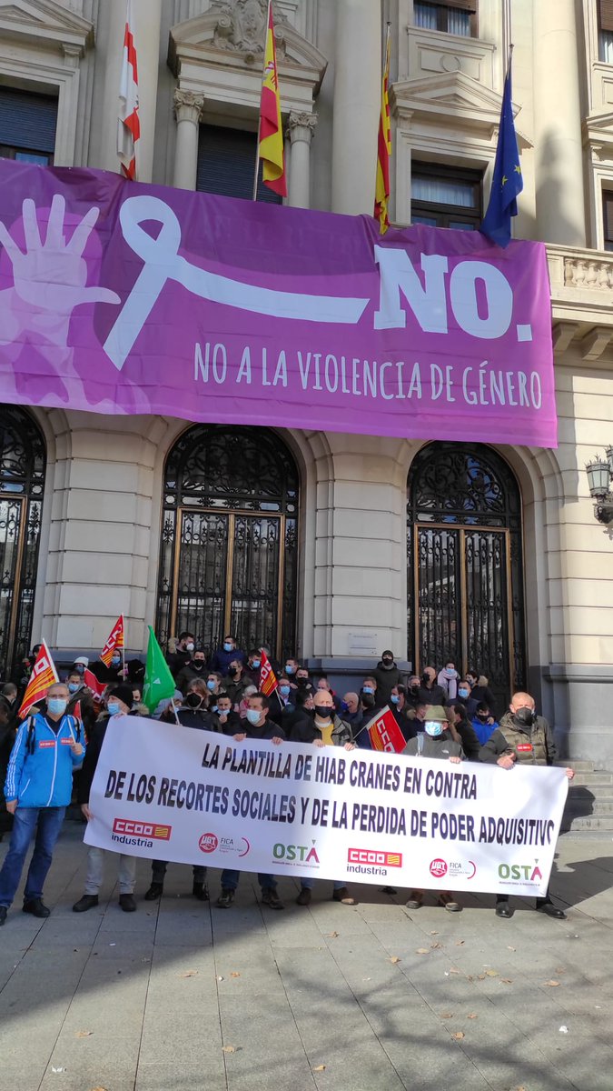Hoy la plantilla de Hiab Cranes se ha concentrado en contra de los recortes sociales y la perdida  del poder adquisitivo. 
✔️ Incrementos dignos
El lunes SAMA, por 14 días de huelga. 
‼️Que viva la lucha obrera‼️