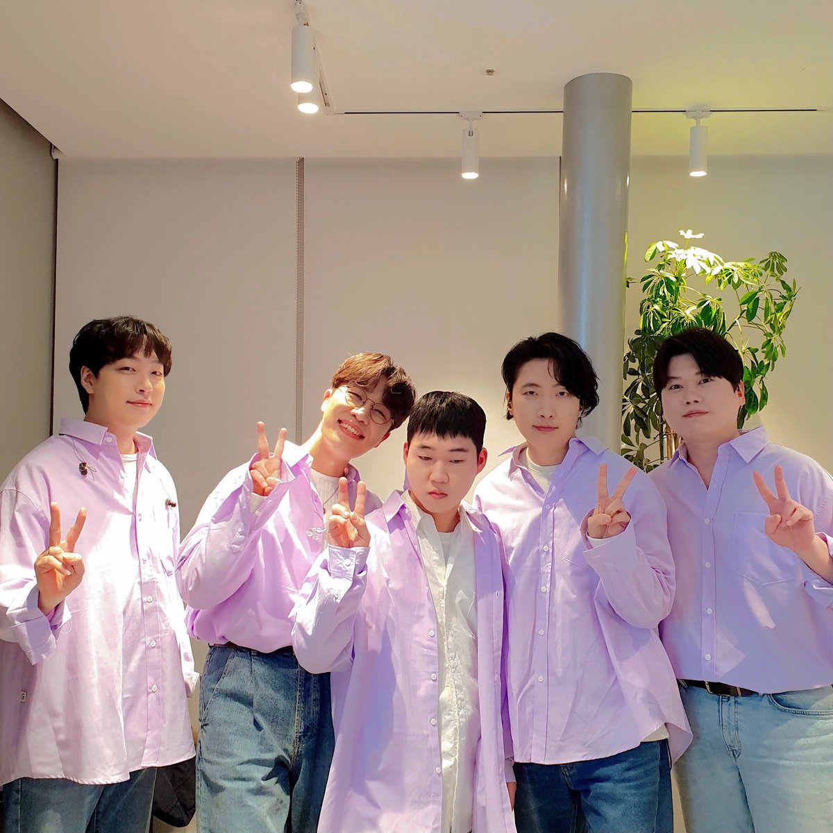 band_SORAN's tweet photo. 구름 아래에서 전해드린 소란 싱글 [셔터(Shutter)] 발매기념 소극장 투어 '𝐓𝐡𝐞 𝐌𝐨𝐦𝐞𝐧𝐭𝐬' 𝐒𝐜𝐞𝐧𝐞 02 📸✨ 

함께 해주신 소라너 분들 감사합니다! 💜 

오늘 조심히 들어가시고, 내일도 구름 아래에서 뵙겠습니다☁️

#소란 #SORAN #소극장투어#The_Moments #더모먼츠 #Scene02 https://t.co/aex6HqUdZA