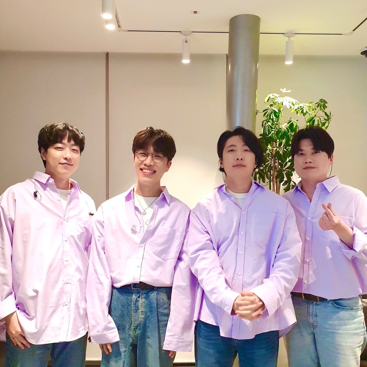 band_SORAN's tweet photo. 구름 아래에서 전해드린 소란 싱글 [셔터(Shutter)] 발매기념 소극장 투어 '𝐓𝐡𝐞 𝐌𝐨𝐦𝐞𝐧𝐭𝐬' 𝐒𝐜𝐞𝐧𝐞 02 📸✨ 

함께 해주신 소라너 분들 감사합니다! 💜 

오늘 조심히 들어가시고, 내일도 구름 아래에서 뵙겠습니다☁️

#소란 #SORAN #소극장투어#The_Moments #더모먼츠 #Scene02 https://t.co/aex6HqUdZA