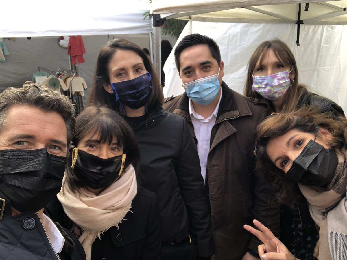 v_terrailnoves's tweet photo. Avec @Ge_Meneghetti , @CelineArgentin, Émilie Badin, @MAMontaut, @ThomasRodsphon en visite ce matin au marché de Noël du centre commercial 16 rue Saint-Jean. Venez nombreux toute la journée! https://t.co/YBYz6jc2bH