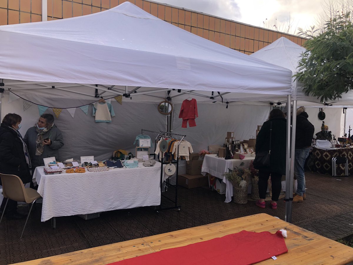 v_terrailnoves's tweet photo. Avec @Ge_Meneghetti , @CelineArgentin, Émilie Badin, @MAMontaut, @ThomasRodsphon en visite ce matin au marché de Noël du centre commercial 16 rue Saint-Jean. Venez nombreux toute la journée! https://t.co/YBYz6jc2bH