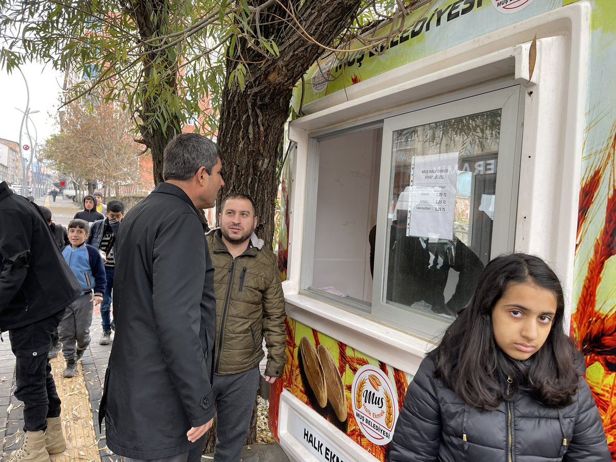 Feyat_ASYA's tweet photo. Haftasonunun güzelliğini hemşehrilerimizle yaşıyoruz. Cumhuriyet Caddesinde gezerken vatandaşlarımızla ve esnaflarımızla hasbihal ettik. https://t.co/ylIfoYIrXK