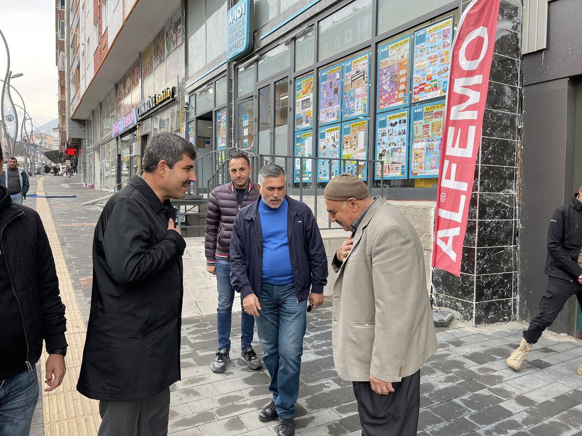 Feyat_ASYA's tweet photo. Haftasonunun güzelliğini hemşehrilerimizle yaşıyoruz. Cumhuriyet Caddesinde gezerken vatandaşlarımızla ve esnaflarımızla hasbihal ettik. https://t.co/ylIfoYIrXK