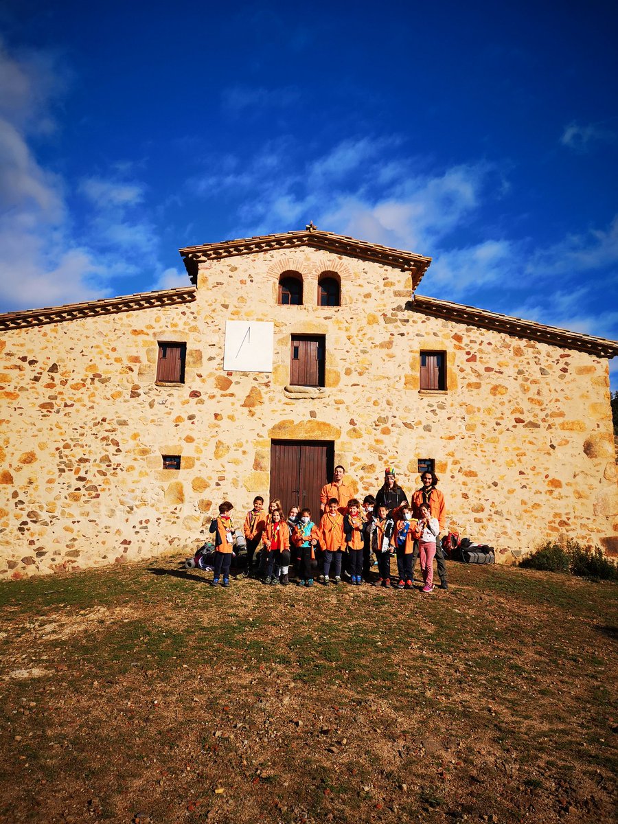RucsGavarres's tweet photo. Les llúdrigues i els castors de l'@AEiGLaClaca de #Cassàdelaselva han pujat caminant fins al refugi del Roquetal. Ep! Sense motxilles, que les traginavem nosaltres! https://t.co/SlsRL7Ja69