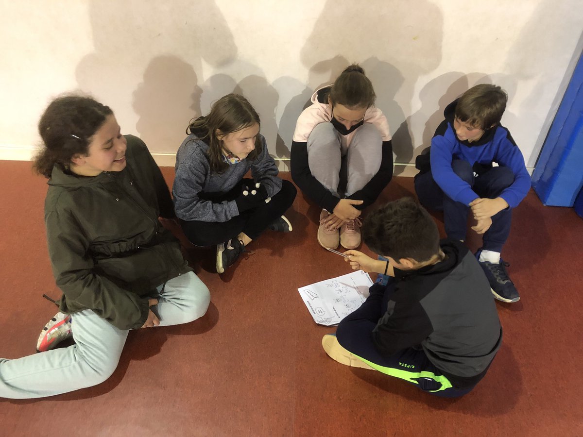 ie_martamata's tweet photo. Comencem el projecte de formigues cooperatives amb 6è triant el nom de l’equip! Aquest any ja som formigues reines! 🐜 #edufis #priIEMM https://t.co/DhlMa2HB1o