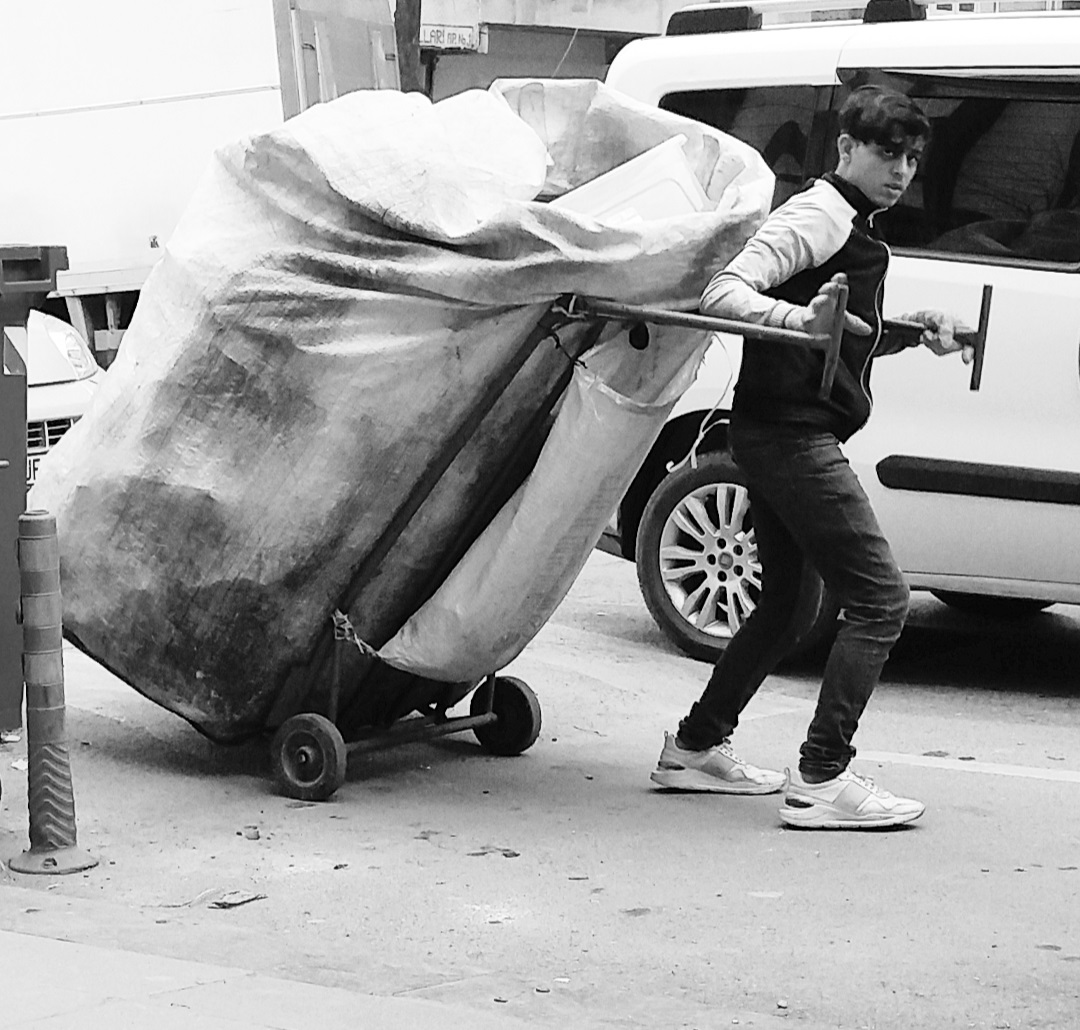 PhotoMeralMeri's tweet photo. #PhotographybyMeralMeri
#photography
#photo #Fotoğraf
#papercollector #kağıttoplayıcısı #istanbul https://t.co/jC0gVvt0QS