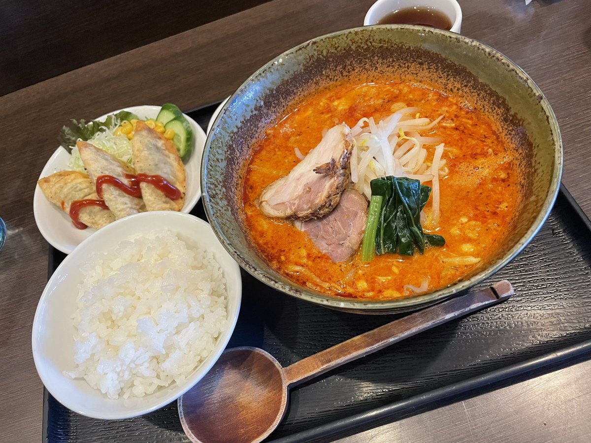 ごん吉の坦々麺🍜
いつも並んでるけど今日はスムーズに入れてラッキー👍
なかなか来れない距離なので存分に味わってきました。
それにしてもランチにラーメン率高め笑
