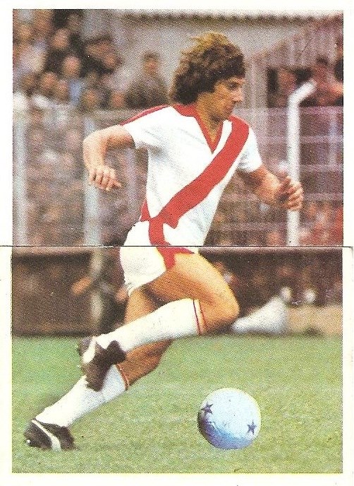 Fernando Morena ha sido, para los que tuvieron la suerte de verle jugar, el mejor jugador que ha vestido la Franja.
Llegó al Rayo Vallecano en la temporada 1979/80 procedente de Peñarol, equipo en el que había marcado 180 goles en 140 partidos y era un ídolo de masas.