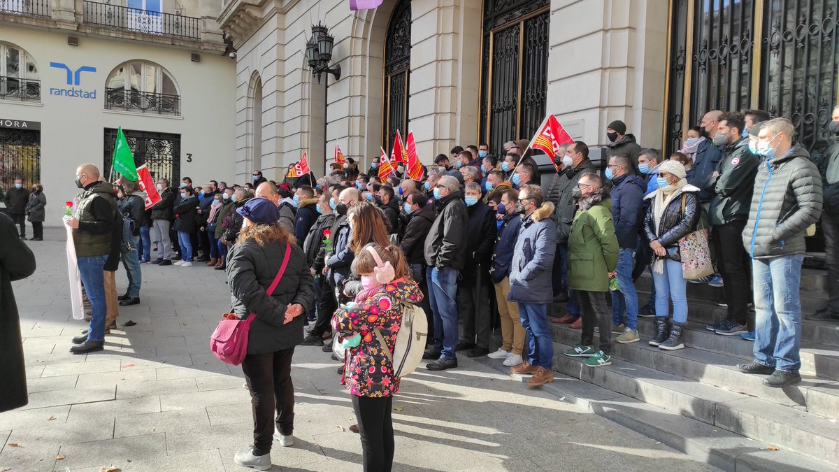 La paciencia d la plantilla d #HiabCranes d #zaragoza a llegado a su fin, hoy concentración y lunes #SAMA
 La empresa quiere enterrar el convenio, la #Huelga lo resucitará!!! <a href="/FIccooAragon/">CCOOIndustriaAragon</a> <a href="/CCOOAragon/">Comisiones Obreras Aragón</a> <a href="/Industria_CCOO/">CCOO de Industria #PactoIndustriaYA</a>
✊✊✊✊✊👇👇👇👇