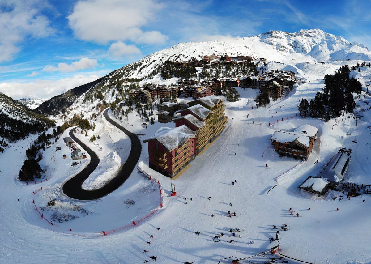 planetski's tweet photo. #VIPSki introduces guiding for its property in #Arc1950
Not only do you get a spot of ski guiding, but you get to stay here:
https://t.co/AISPtjUWCY
@VIP_SKI @arc1950 https://t.co/PjY8XoaN34