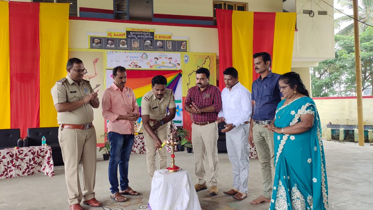 MandyaPolice's tweet photo. ಈ ದಿನ ಕೆ.ಎಂ.ದೊಡ್ಡಿ ಪೊಲೀಸ್‌ ಠಾಣೆಯ ಪೊಲೀಸ್‌ ಇನ್��್‌ಪೆಕ್ಟರ್‌ರವರು ಪ್ರಶಾಂತ್  ಸ್ಕೂಲ್ ಆಪ್ ಬ್ರಿಲಿಯನ್ಸ್ ಶಾಲೆಯ ಮಕ್ಕಳಿಗೆ, ಶಾಲೆಯ ಶಿಕ್ಷಕರಿಗೆ ತುರ್ತು ಸಮಯದಲ್ಲಿ ಮಕ್ಕಳ‌ ಸಹಾಯವಾಣಿ ಸಂಖ್ಯೆ 1098 ಹಾಗೂ ಡಯಲ್ 112 ನಂಬರ್ ಕಾರ್ಯ ವೈಖರಿ  ಬಗ್ಗೆ, ಪೊಕ್ಸೊ ಕಾಯ್ದೆ, ಗುಡ್ ಟಚ್ &amp; ಬ್ಯಾಡ್ ಟಚ್ ಬಗ್ಗೆ ಜಾಗೃತಿ ಮೂಡಿಸಿರುತ್ತಾರೆ. https://t.co/25KeRQJyys
