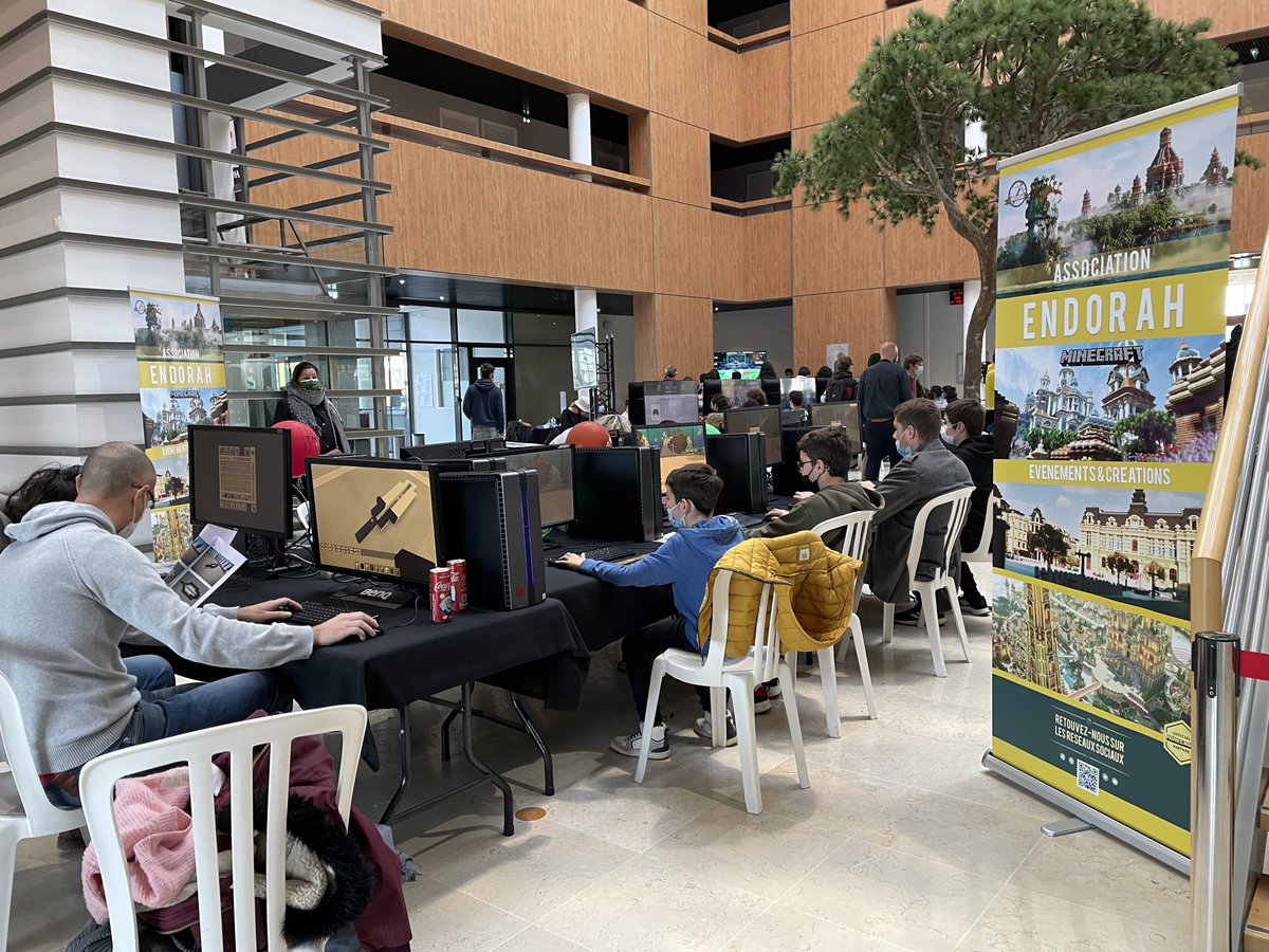 AtlanticLan17's tweet photo. Le stand #Minecraft bat son plein ! 🎮

Si vous n'êtes pas encore passé, pensez à venir nous rendre visite pendant le weekend à la maison de la @departement17 ! 🙌

#AL2021 https://t.co/mLIrEh3VZ8