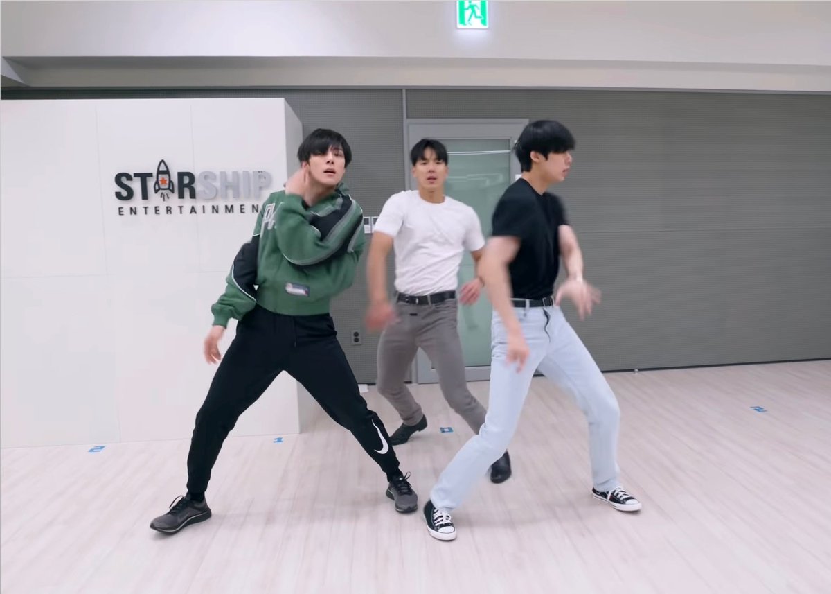 themalificent's tweet photo. Oops someone at Highline forgot to hide that Starship sign from the cameras this time 😬🤦‍♀️
#WONHO #원호 https://t.co/3CUnd3Hxhu