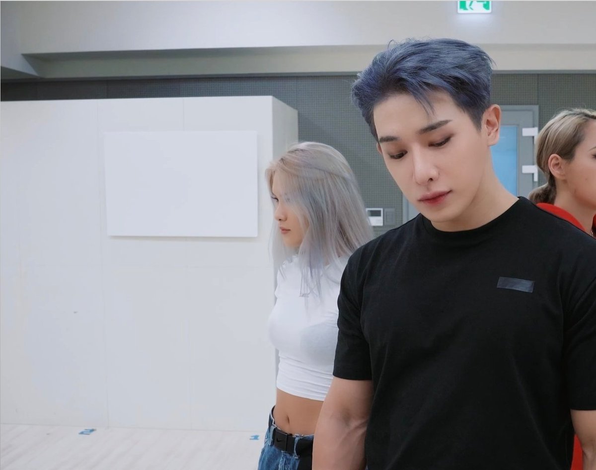 themalificent's tweet photo. Oops someone at Highline forgot to hide that Starship sign from the cameras this time 😬🤦‍♀️
#WONHO #원호 https://t.co/3CUnd3Hxhu
