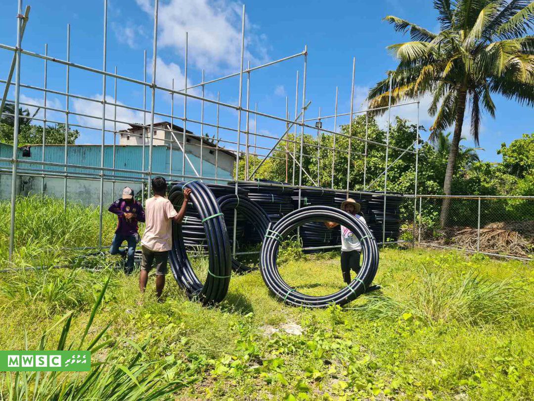 GDh. Vaadhoo Water and Sewerage Project: 
Excavators, pipes &amp; fittings, to commence water network pipe laying work, have been mobilized to project site. 

#MWSCAsaasee