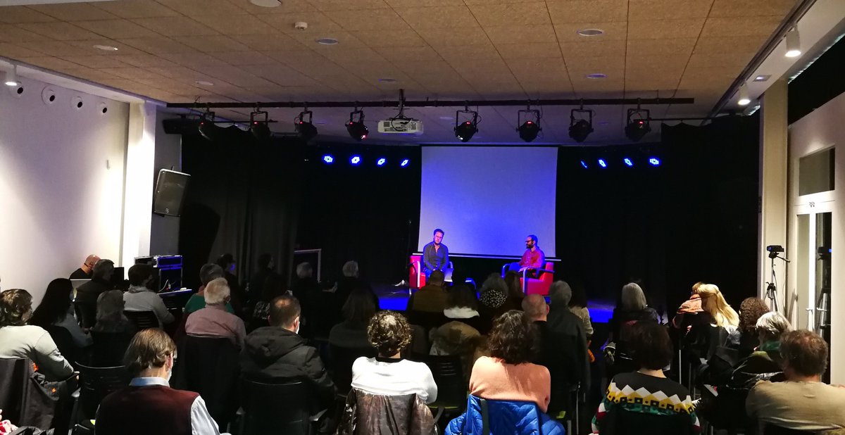 LaMarfamusica's tweet photo. Sala plena a @LaMarfamusica per seguir el relat i la sabiduria de #DavidCarabén en l'audició comentada de #SongsOfLeonardCohen
#sessionsLP #audiciócomentada https://t.co/e4gJR9TWNl