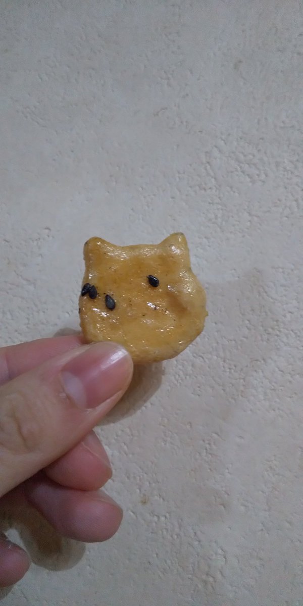 TpRnyjw's tweet photo. 【審査対象】11/27❷
これはね、東京行った時の自分用に買ったお菓子だよ
「猫だ！」って思って走って買いに行っちゃったんだ(*ˊᗜˋ)
みんなもぜひ買ってみてね！
 #小町  #ミクチャ  #猫好きさんと繋がりたい  #猫  #東京  #猫せんべい  #浅草  #お土産 
 #相互RT募集中 
 #RTが審査対象になってます https://t.co/uUUGW7WJZ0