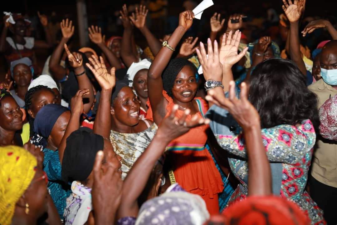 dmBelmonde's tweet photo. 1/2 Comme promis, les femmes de Dignago ont reçu l’appui de 2 millions de FCFA pour le financement d’activités génératrices de revenus.
Un comité de gestion a été mis en place sous la supervision du Sous-prefet.
#MSLP
#Goh #Dignago
#CivAutonomisation #FAFCI
#CivSolidaire https://t.co/ahgN5652mI