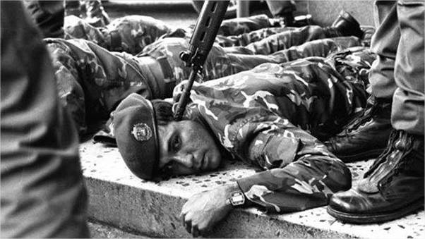 elena2760's tweet photo. 27 de noviembre de 1992: El militar traidor a la patria, Jesse Chacón, es capturado luego de haber tomado el canal 8 -Venezolana de Televisión- y causado la muerte de civiles INOCENTES en una intentona de golpe de Estado contra el presidente constitucional, Carlos Andrés Pérez. https://t.co/1hfUWMPG1i
