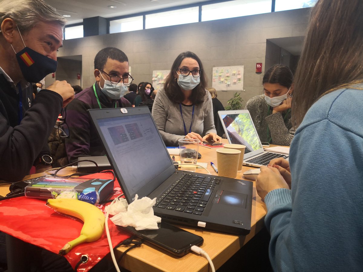 SWsevilla's tweet photo. Momentazos de los mentores apoyando a los equipos. El camino de héroe de #SWSevilla llega a su ecuador 💪🏼 #EmprendeEn54Horas @sevillaup https://t.co/QAHcp1RswA