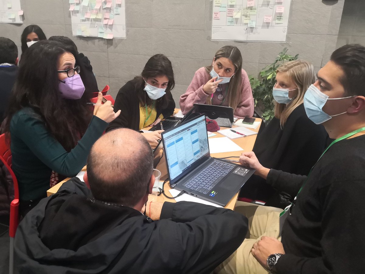 Momentazos de los mentores apoyando a los equipos. El camino de héroe de #SWSevilla llega a su ecuador 💪🏼 #EmprendeEn54Horas @sevillaup