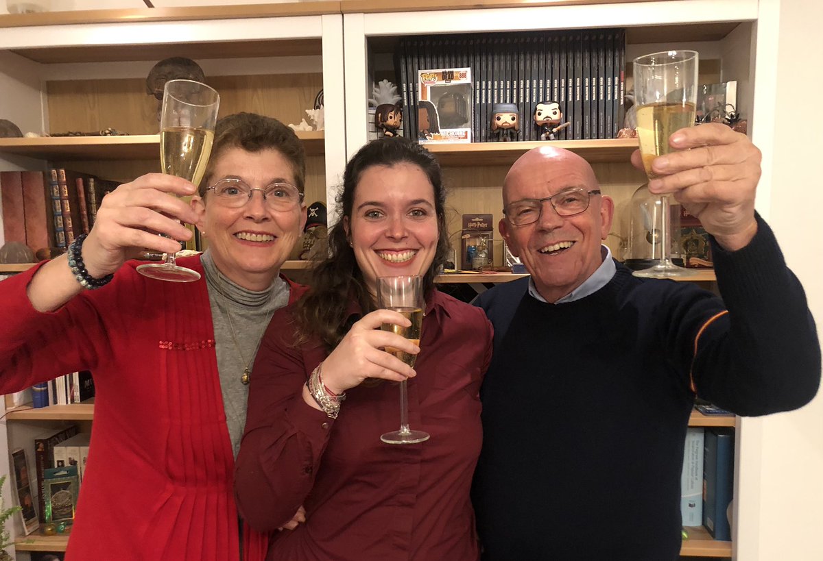JulieEscurignan's tweet image. Celebrating the PhD with family &amp;amp; friends! Thank you all for the congratulations and messages! 
#PhD #PhDone #AcademicTwitter #AcademicChatter @AcademicChatter @RoehamptonUni #Doctor #fanstudies #GameOfThrones