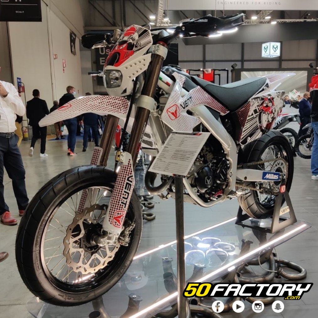 cinquantefacto1's tweet photo. Nous étions présents au Salon de la moto à Milan qui a eu lieu cette semaine, nous avons donc eu l'occasion de découvrir la nouvelle VENT 100cc 😱😍
Vous en pensez quoi ? 🤔

#50factory #vent #100cc #nouveauté #eicma2021 https://t.co/BMzlWo48Zz