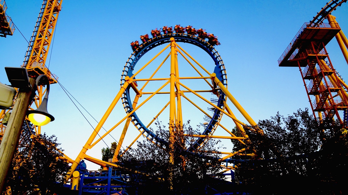 ParqueWarner's tweet photo. ¿Cuándo fue la última vez que te montaste en #StuntFall? Anímate hoy y experimenta las sensaciones más extremas con sus 6 inversiones y sus 115 km/hora de velocidad punta 😱🎢 #ParqueWarner #ThemePark #RollerCoaster https://t.co/6MjnsSMV1u
