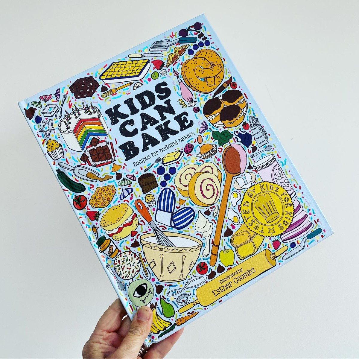 bookgiftblogger's tweet photo. The perfect introduction to young bakers #kidscanbake follows the hugely popular #kidscancook carefully illustrated by @esthercoombs From bread to biscuits and cakes to cornbread, there’s a wealth of recipes to try with simple step-by-step instructions & supporting illustrations https://t.co/hznurWhEF6