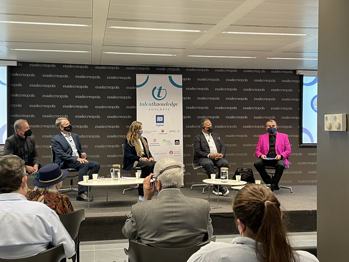 XevialdeMed's tweet photo. Una taula plena de #talentk per parlar de “Talent, Knowledge & Future” amb @XSalaimartin,Mike Blackman, @ealmirall, @Judithpalmes, el Rector @oriolamat i @ClaraLapiedra. https://t.co/18nddzyAHm