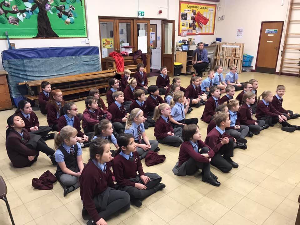 Bore gwerth chweil! A brilliant morning yesterday in the company of Sioned from <a href="/cansingcymru/">CânSing</a>. All had a ball. @FlorenceFoulkes <a href="/CymraegSyFflint/">Tîm Cymraeg-Fflint</a>