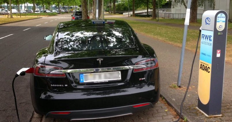 marsroth's tweet photo. @airfoxtwo @Schwunkvoll hinten rechts hat zumindest den Vorteil, dass der Stecker beim am Straßenrand parken nicht auf die Straße raus steht. Mein Favorit wäre: DC hinten links, AC hinten beidseitig. https://t.co/W1xF8oqdWu