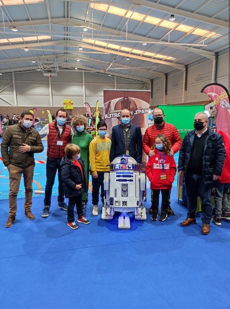 🦾 Gran éxito la #FeriaMakers en el Pabellón de deportes junto CEIP Samaniego. Talleres, exposiciones y demostraciones de impresión 3️⃣D, arduino, robótica, apps, realidad virtual 🎮 y muchas novedades 
🕥 Hoy hasta las 20h
🎫 Entrada gratuita 
#Alcantarilla #makersmovement