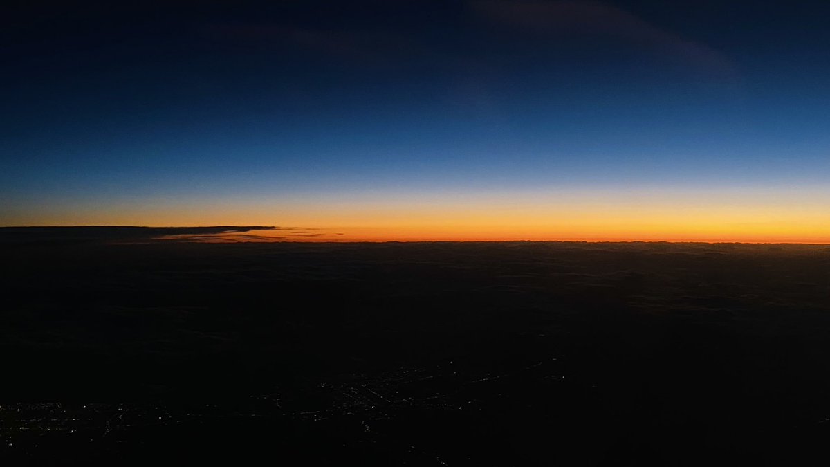 AcchinBu's tweet photo. シンプルに言葉が出ない、綺麗さ。
#夕焼け #飛行機 #写真 #キリトリセカイ https://t.co/41Yc7dvPlO