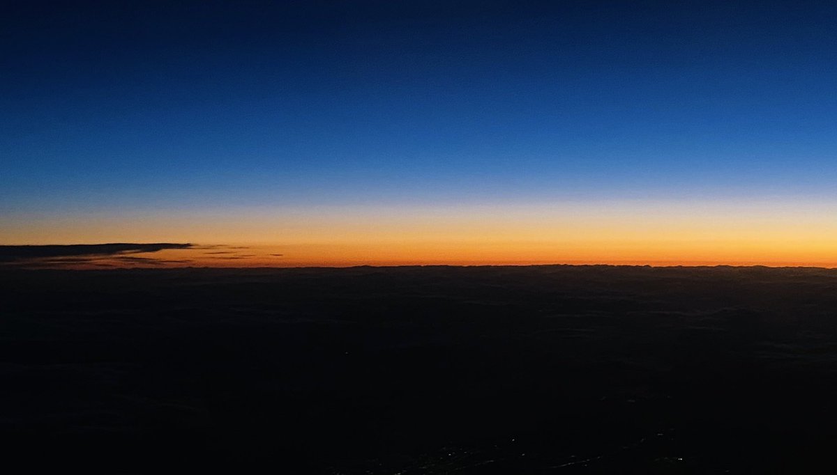 AcchinBu's tweet photo. シンプルに言葉が出ない、綺麗さ。
#夕焼け #飛行機 #写真 #キリトリセカイ https://t.co/41Yc7dvPlO