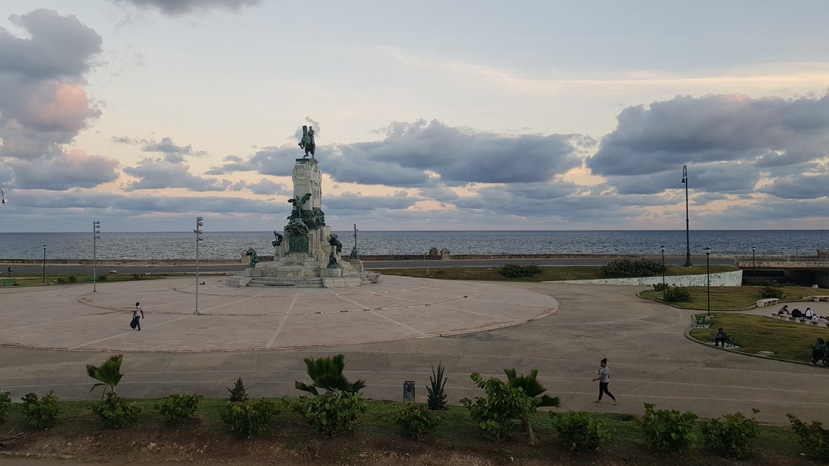 palma_tejas's tweet photo. Ni muertos ni olvidados, los ocho estudiantes de Medicina fusilados injustamente el 27 de noviembre de 1871 reciben el homenaje de la juventud cubana 150 años después. En pocos minutos la calle San Lázaro se vestirá de pueblo en rojo, blanco y azul. https://t.co/Z3v2EGMvuK