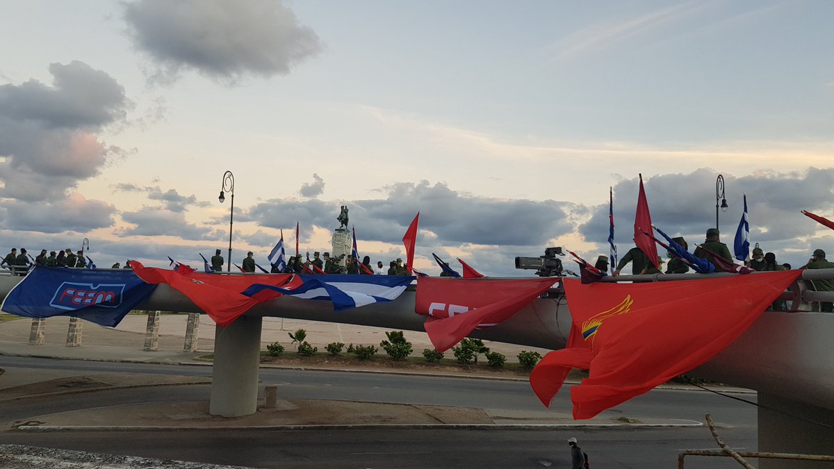 Ni muertos ni olvidados, los ocho estudiantes de Medicina fusilados injustamente el 27 de noviembre de 1871 reciben el homenaje de la juventud cubana 150 años después. En pocos minutos la calle San Lázaro se vestirá de pueblo en rojo, blanco y azul.