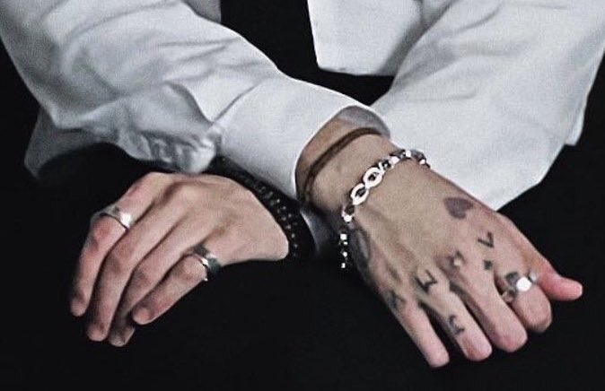 97HANDS's tweet photo. jungkook’s silver bracelet on my mind https://t.co/WloPXC8RTZ
